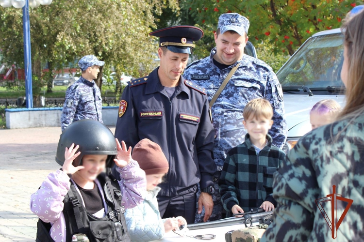 Росгвардейцы познакомили абаканских школьников со своей профессией и напомнили о правилах личной безопасности