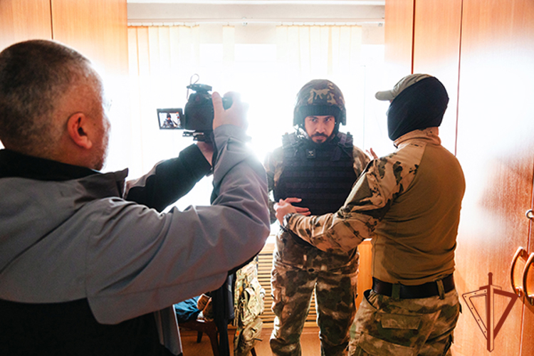 В Хакасии корреспондент телевидения на день сменил профессию на бойца ОМОН Росгвардии 