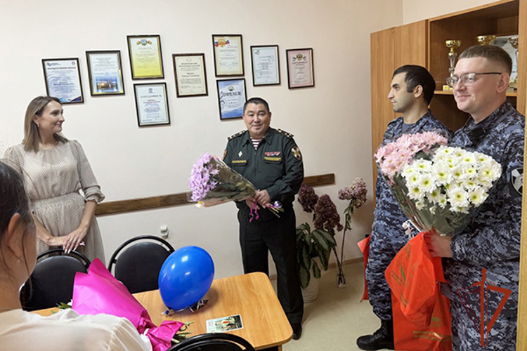В Хакасии росгвардейцы поздравили руководителей кадетских классов с Днем учителя