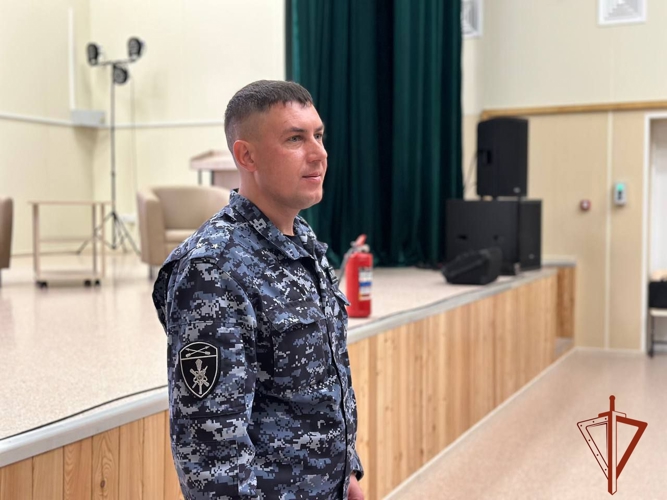 Офицер Росгвардии по Хакасии рассказал кадетам о пожарной безопасности в осенне-зимний период⠀