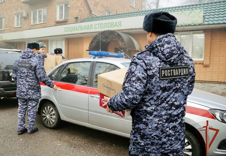 Сотрудники Росгвардии и УФСИН оказали помощь социальной столовой Абакана 