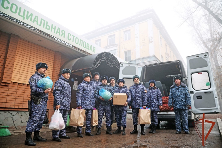 Сотрудники Росгвардии и УФСИН оказали помощь социальной столовой Абакана 