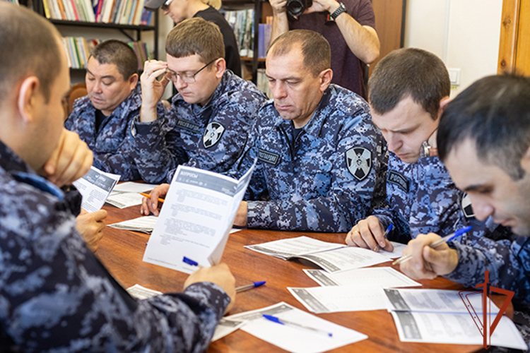 В Хакасии росгвардейцы написали «Большой этнографический диктант» 