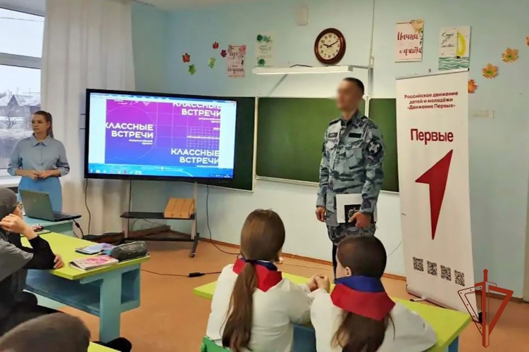 По случаю памятной даты офицер ОМОН Росгвардии по Хакасии встретился с абаканскими школьниками
