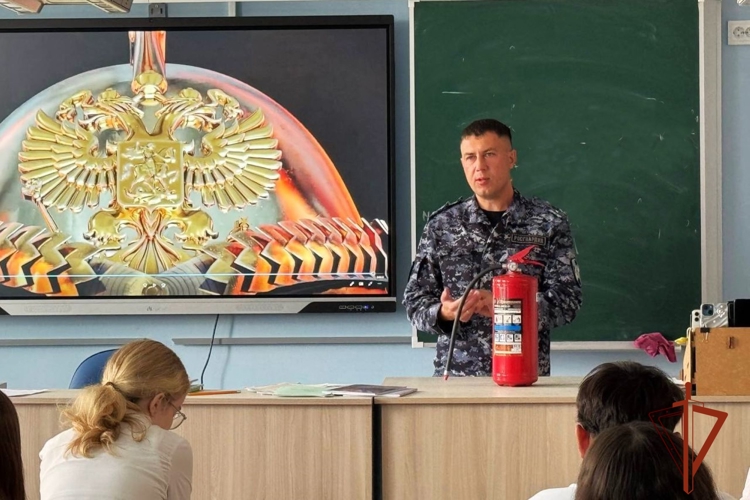 Пожарная безопасность в осенне-зимний период стала темой встречи офицера Росгвардии с абаканскими школьниками