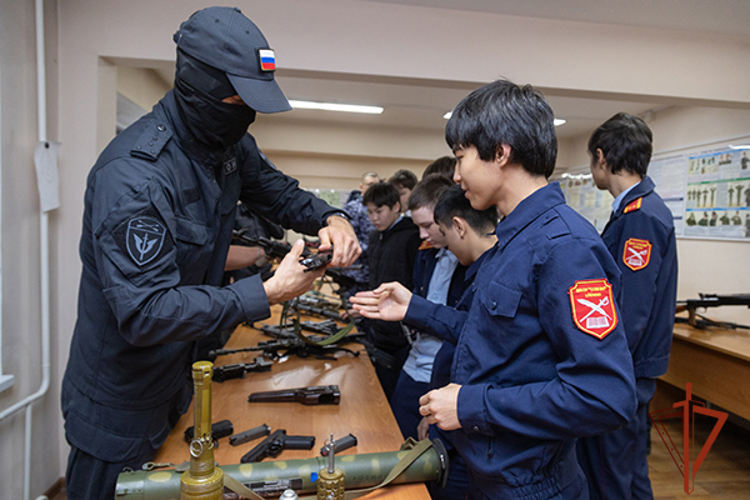В Хакасии росгвардейцы провели дни открытых дверей для кадетов и юнармейцев