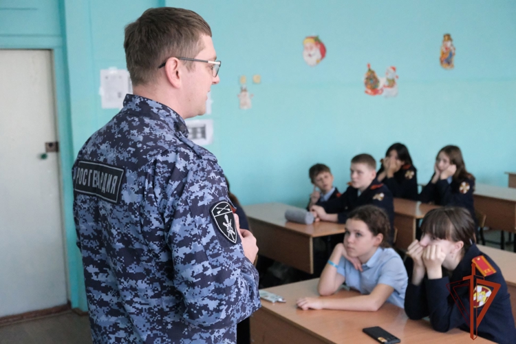В День Героев Отечества росгвардейцы провели в Хакасии тематические встречи с подрастающим поколением