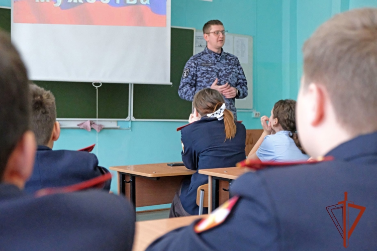В День Героев Отечества росгвардейцы провели в Хакасии тематические встречи с подрастающим поколением