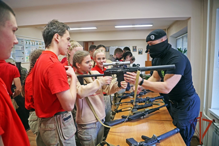 Юнармейцы из Черногорска побывали в гостях у спецподразделения Росгвардии 