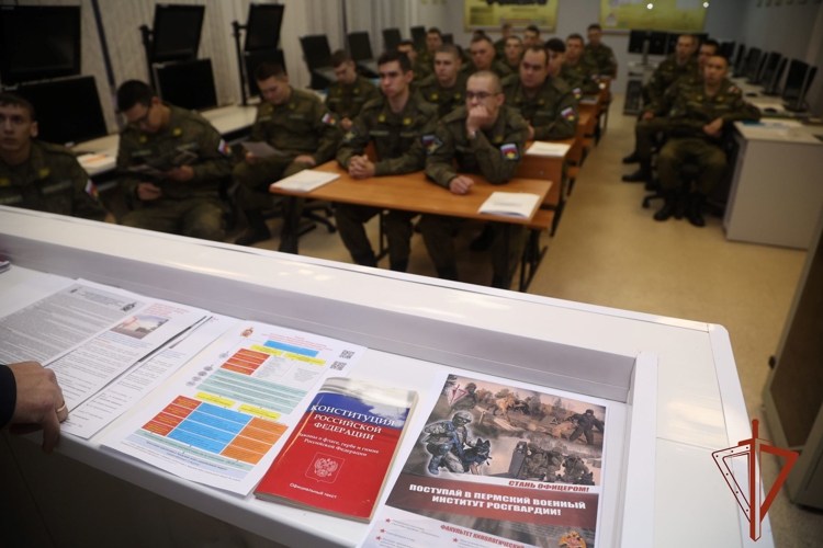 Росгвардейцы посвятили встречу с абаканскими студентами главному закону государства