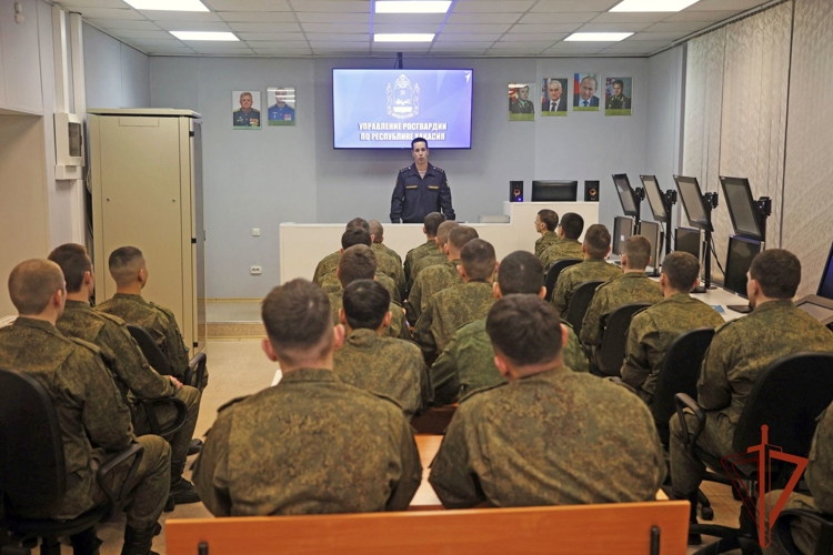 Росгвардейцы посвятили встречу с абаканскими студентами главному закону государства