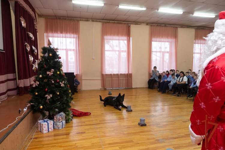 «Дед Мороз специального назначения» Росгвардии поздравил воспитанников школы-интерната в Черногорске 