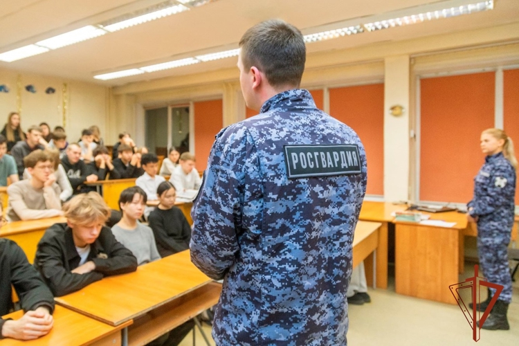 Инспекторы Росгвардии рассказали абаканским старшеклассникам о последствиях необдуманных действий с опасными предметами