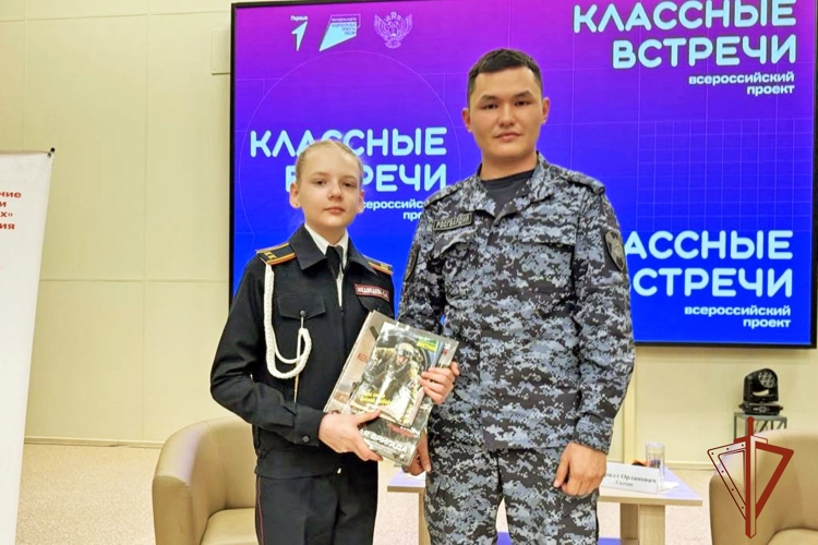 Сотрудник Росгвардии в Абакане рассказал подрастающему поколению о своей профессии