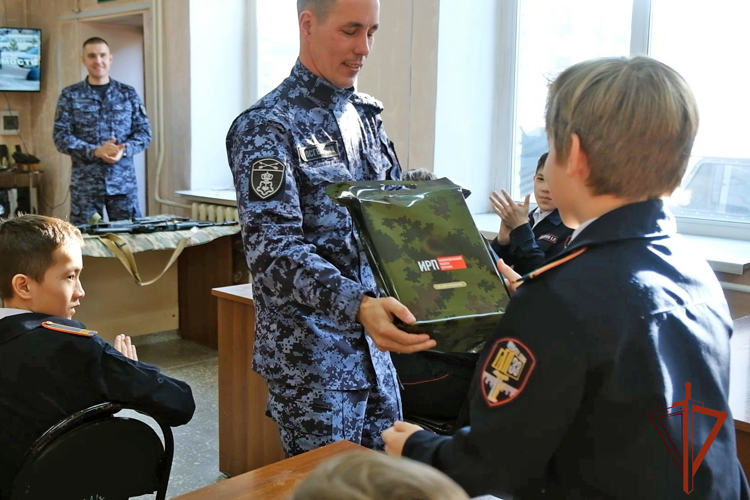 В гостях у росгвардейцев побывали учащиеся абаканского подшефного класса 