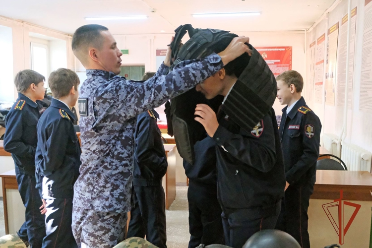 В гостях у росгвардейцев побывали учащиеся абаканского подшефного класса 