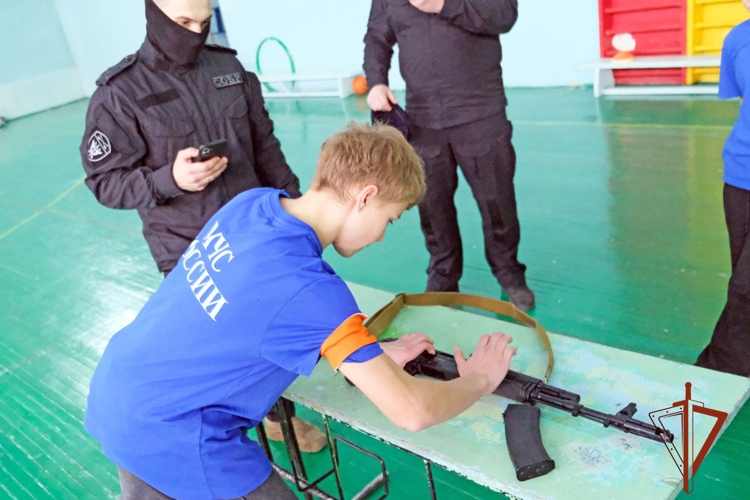 Росгвардия провела военно-спортивную эстафету с абаканскими кадетами 