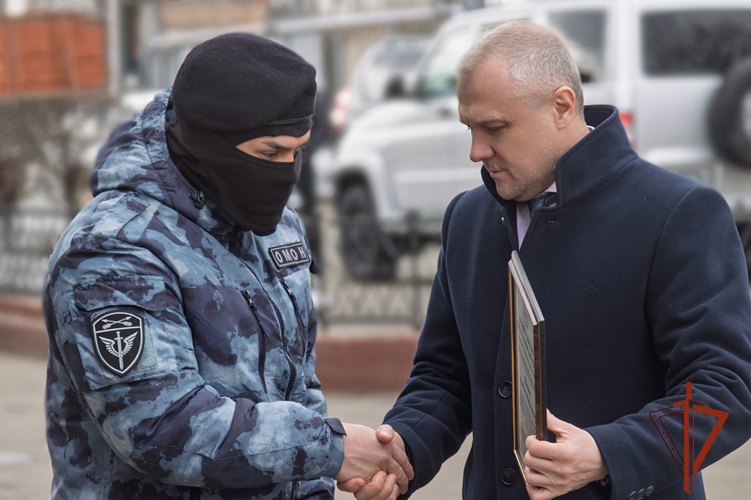 В преддверии профессионального праздника росгвардейцы из Хакасии отмечены республиканскими правительственными наградами