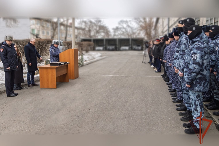 В преддверии профессионального праздника росгвардейцы из Хакасии отмечены республиканскими правительственными наградами