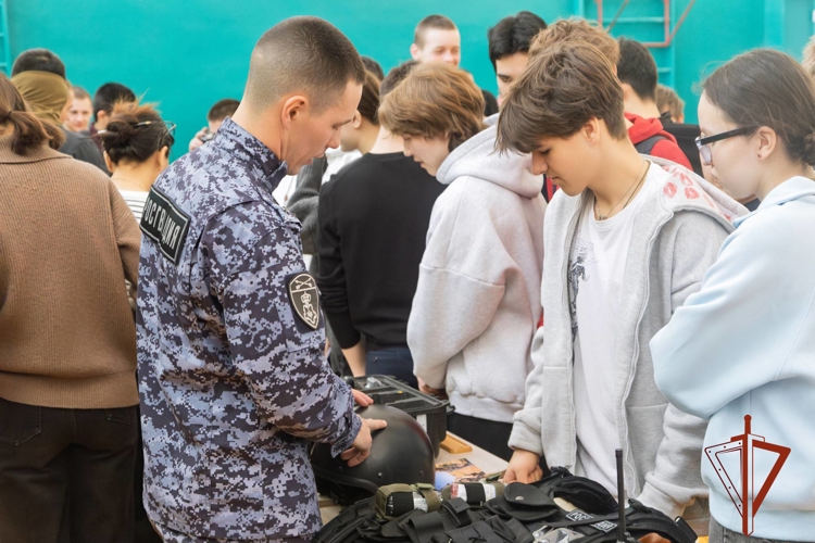 Офицеры войск правопорядка познакомили со своей службой школьников из Таштыпа 