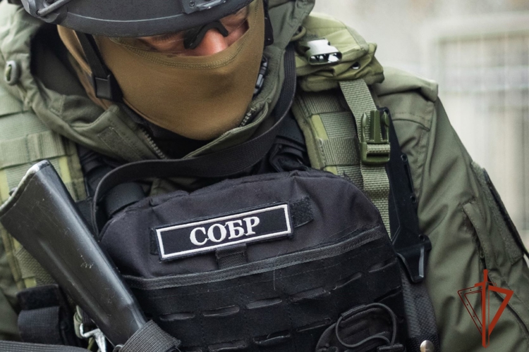 Спецназ Росгвардии оказал силовую поддержку в задержании подозреваемого в убийстве жителя Хакасии (видео)
