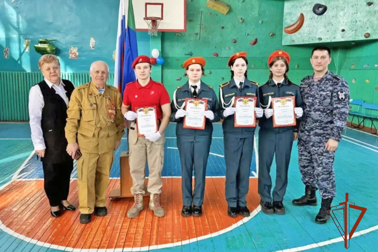 В рамках акции «Неделя мужества» росгвардейцы провели в Хакасии серию встреч с подрастающим поколением 