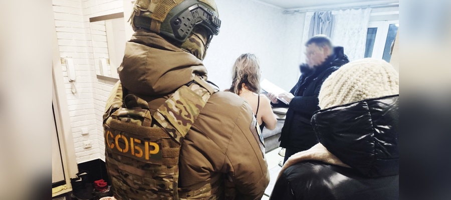 В Хакасии при участии СОБР Росгвардии задержаны подозреваемые в хищении денег у военнослужащего (видео)