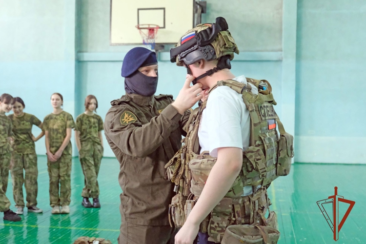 Офицеры СОБР Росгвардии провели с абаканскими кадетами спортивное занятие 