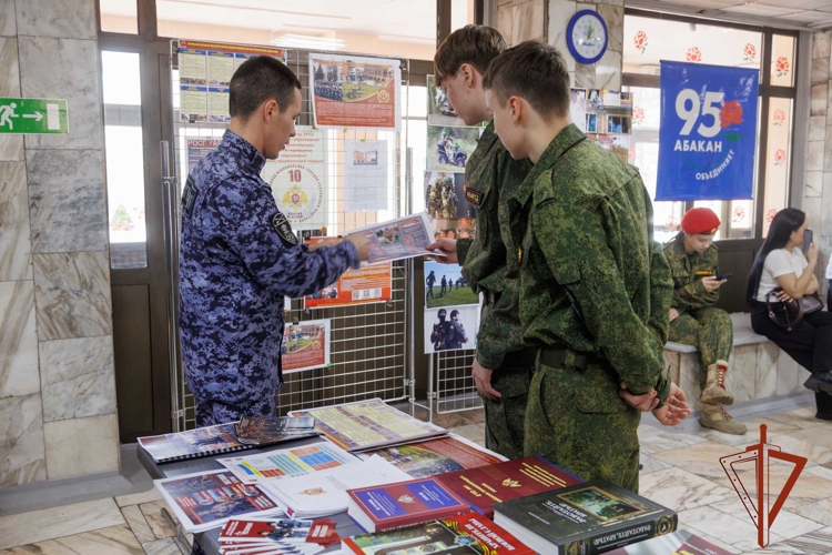Росгвардейцы рассказали о своей профессии подрастающим защитникам Отечества в Абакане