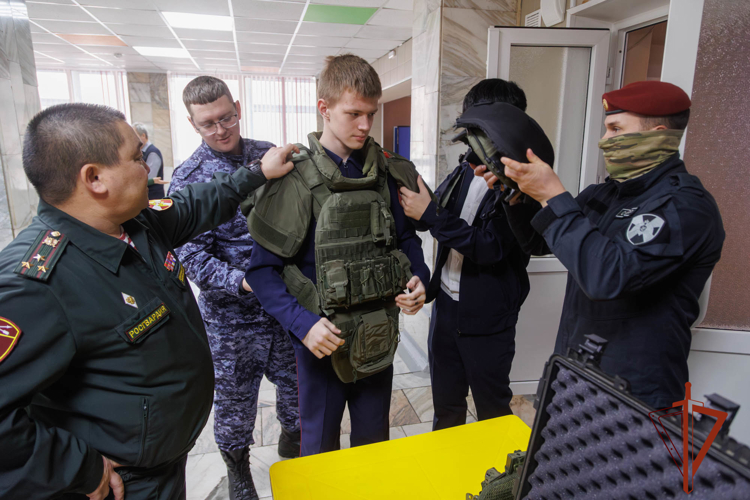 Росгвардейцы рассказали о своей профессии подрастающим защитникам Отечества в Абакане