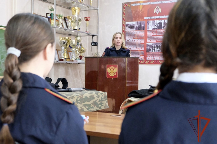 Росгвардейцы познакомили со своей службой учениц подшефного класса в Абакане