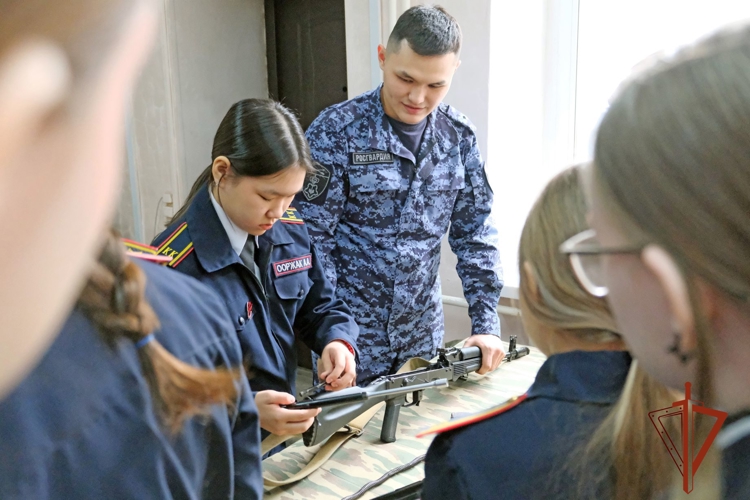 Росгвардейцы познакомили со своей службой учениц подшефного класса в Абакане