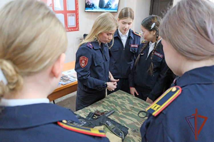 Росгвардейцы познакомили со своей службой учениц подшефного класса в Абакане
