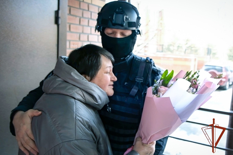Офицеры спецназа Росгвардии по Хакасии поздравили женщин с первым весенним праздником
