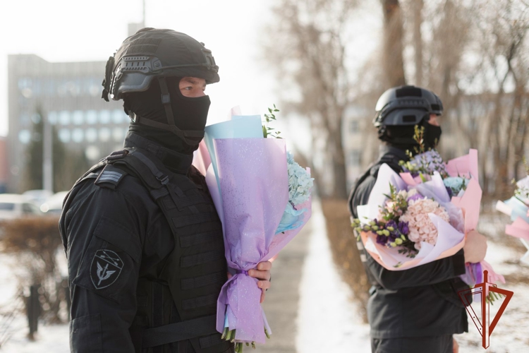 Офицеры спецназа Росгвардии по Хакасии поздравили женщин с первым весенним праздником