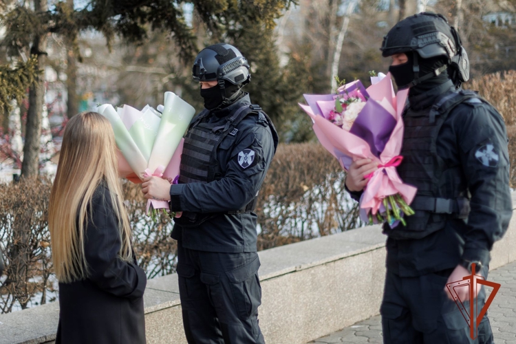 Офицеры спецназа Росгвардии по Хакасии поздравили женщин с первым весенним праздником