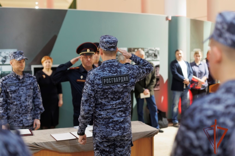 В Хакасии сотрудники Росгвардии и кадеты произнесли клятву на верность Отечеству