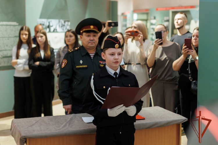 В Хакасии сотрудники Росгвардии и кадеты произнесли клятву на верность Отечеству