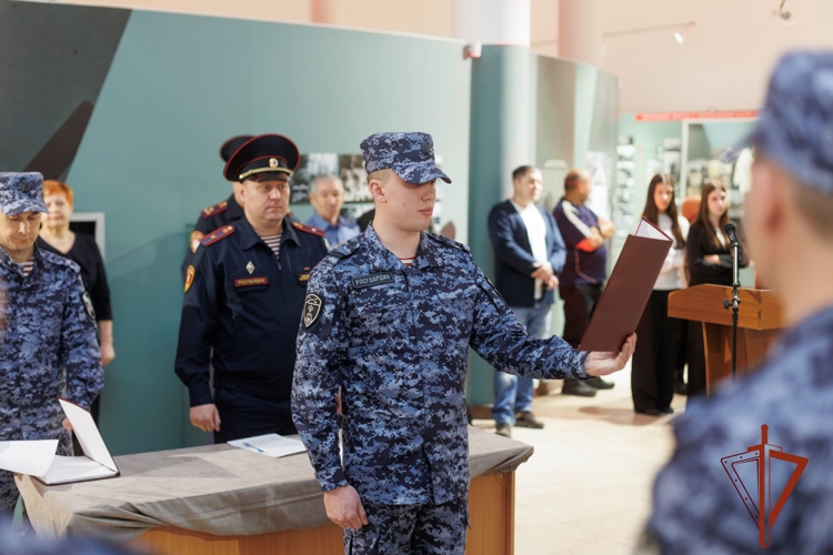 В Хакасии сотрудники Росгвардии и кадеты произнесли клятву на верность Отечеству