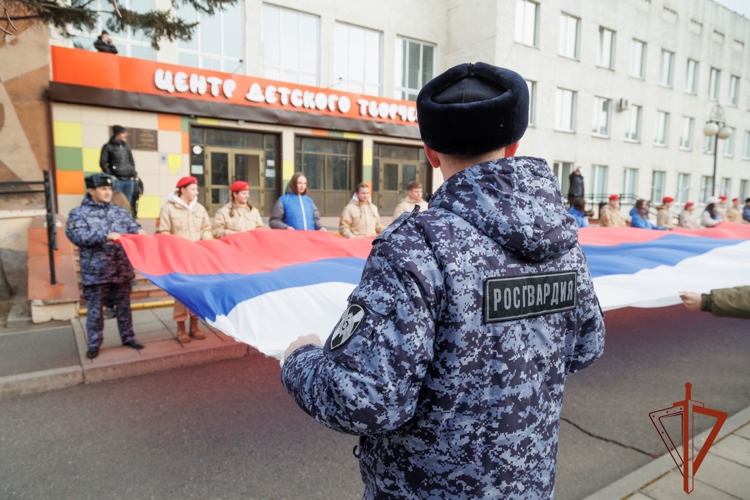 Росгвардейцы и молодежь Абакана развернули российский триколор в честь Дня воссоединения Крыма с Россией