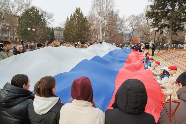 Росгвардейцы и молодежь Абакана развернули российский триколор в честь Дня воссоединения Крыма с Россией