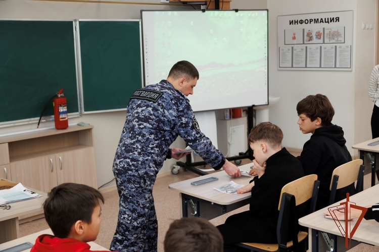 Офицер Росгвардии напомнил абаканским школьникам о требованиях пожарной безопасности в весенний период