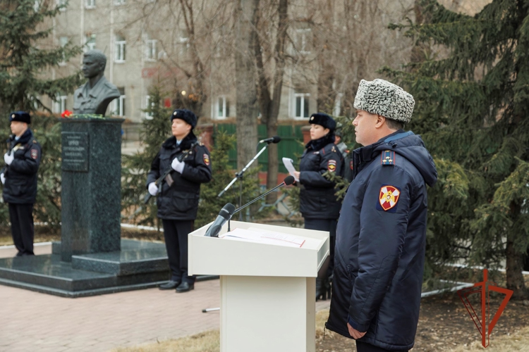 Росгвардейцы в Абакане почтили память сотрудника СОБР Сергея Кирячек