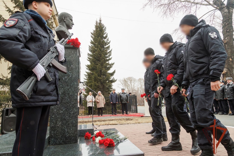 Росгвардейцы в Абакане почтили память сотрудника СОБР Сергея Кирячек