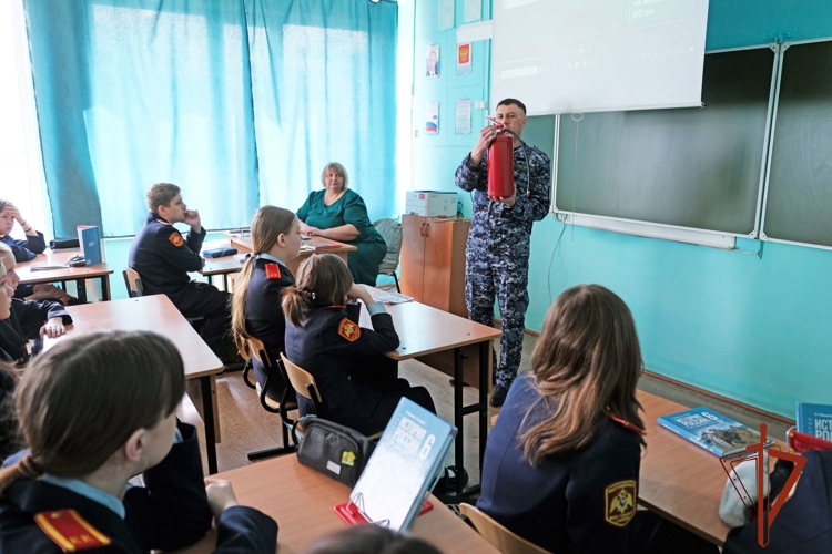 Требования особого противопожарного режима стали темой встречи офицера Росгвардии с абаканскими кадетами