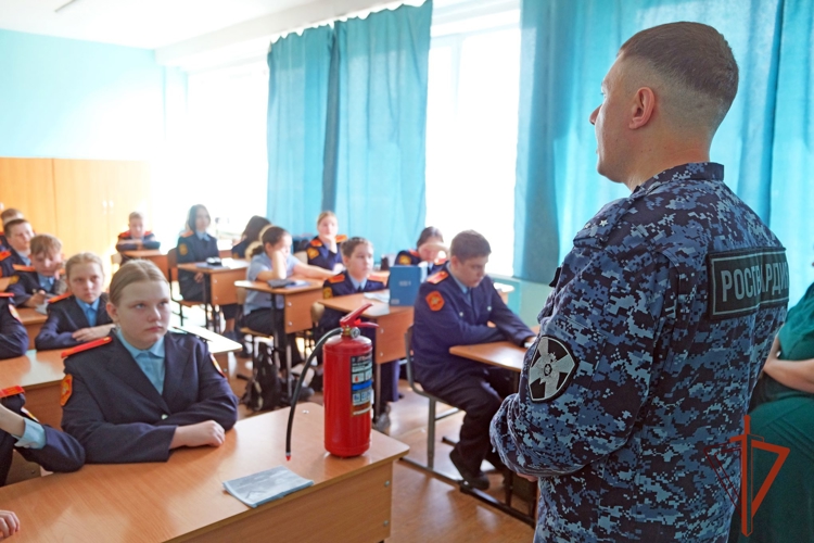 Требования особого противопожарного режима стали темой встречи офицера Росгвардии с абаканскими кадетами