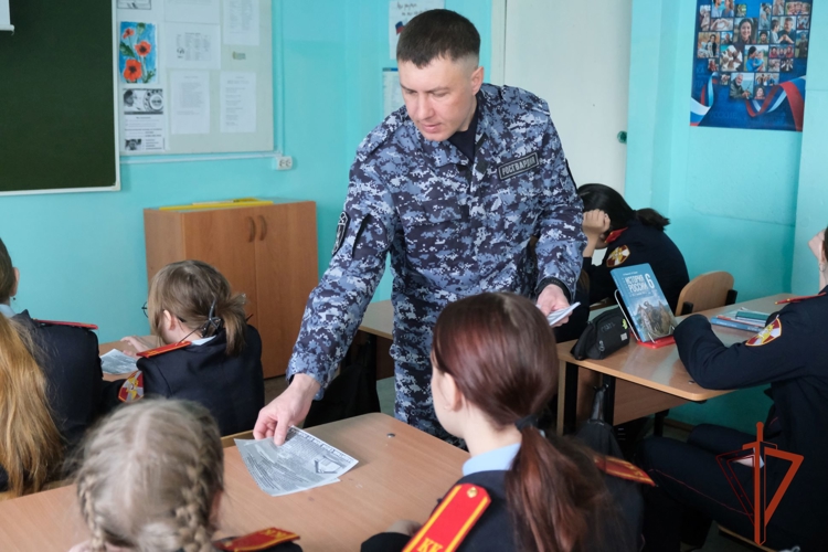 Требования особого противопожарного режима стали темой встречи офицера Росгвардии с абаканскими кадетами