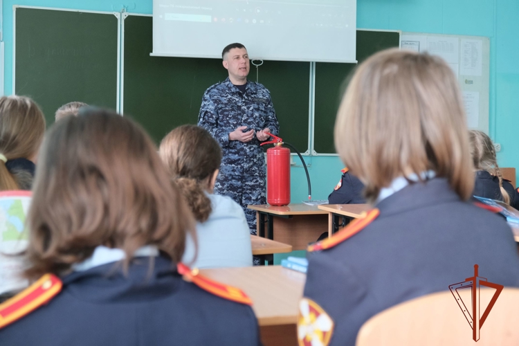 Требования особого противопожарного режима стали темой встречи офицера Росгвардии с абаканскими кадетами