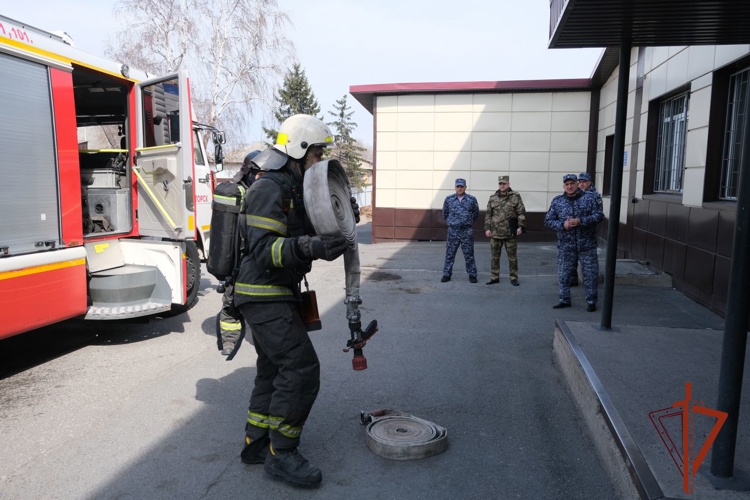 В отделе вневедомственной охраны Росгвардии по Черногорску проведено пожарно-тактическое занятие 