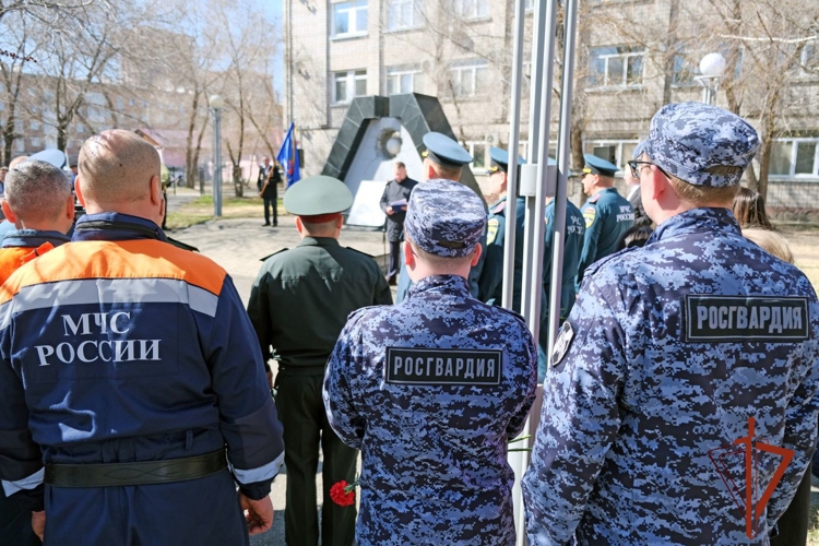 В Абакане росгвардейцы почтили память героев-ликвидаторов аварии на Чернобыльской АЭС 